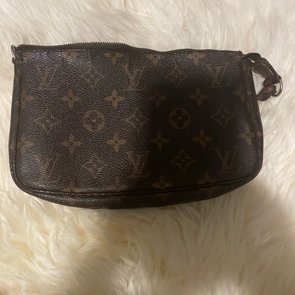LV Pouchette